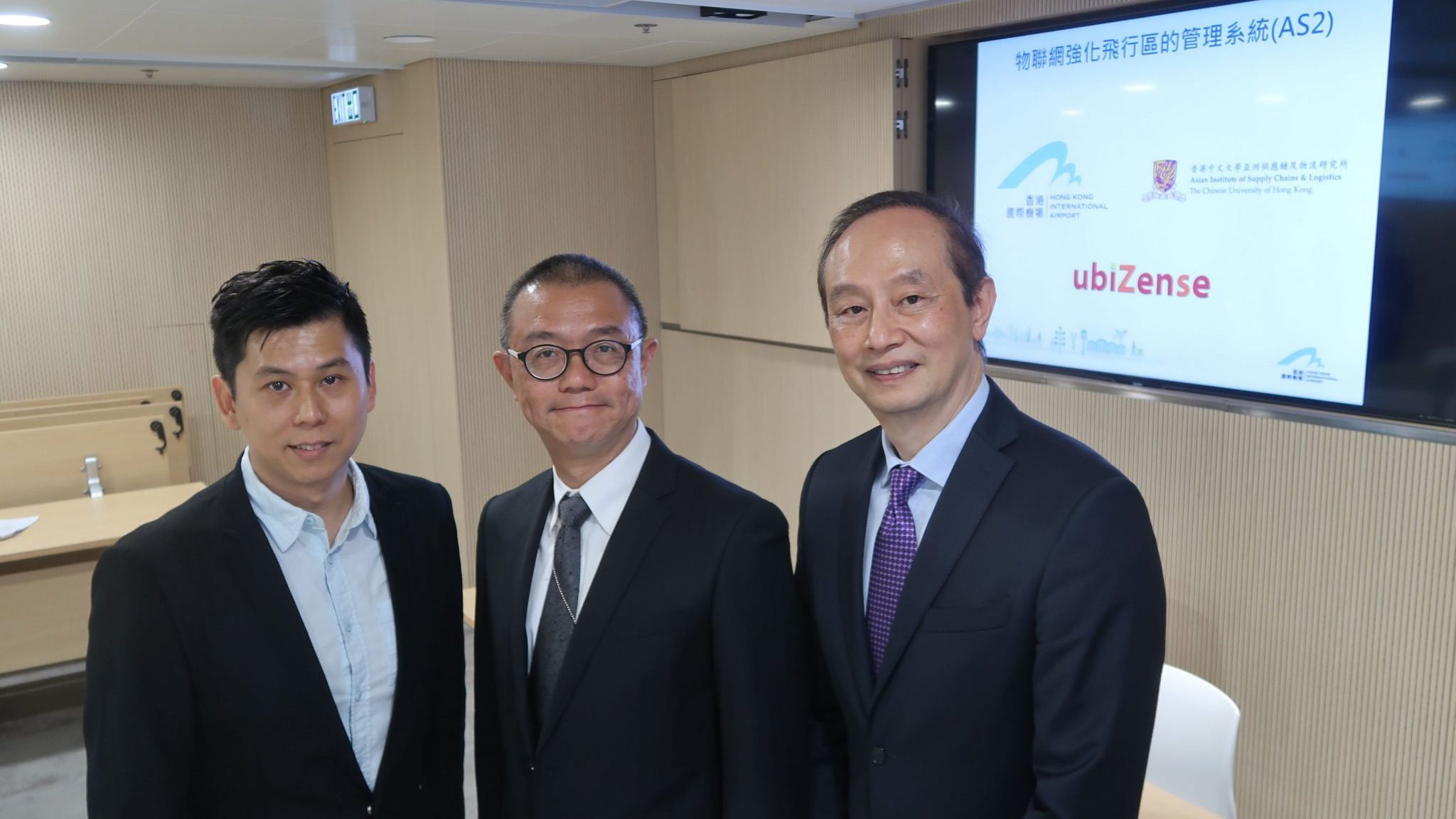 (右起)中大亞洲供應鏈及物流研究所所長張惠民教授、香港機場管理局機場運行副總監 ─ 運作及服務姚兆聰先生,以及啟悟首席架構師梁振業博士。